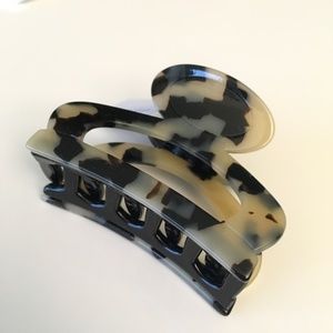 Rounded open-sided hair clip in Italian tortoise